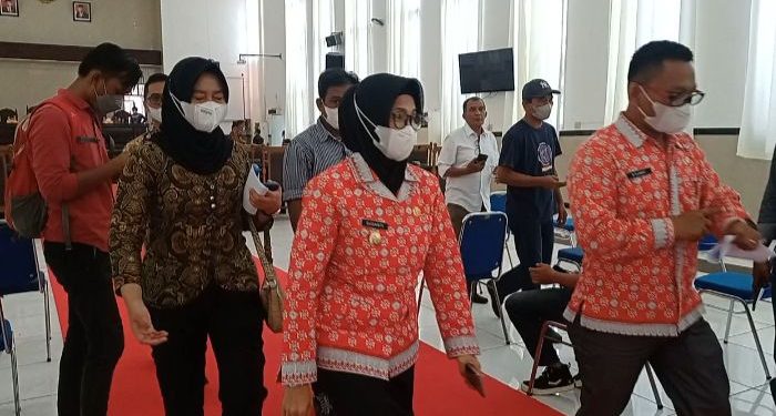 Susanti Dewayani langsung bergegas meninggalkan Gedung Harungguan usai rapat diskors, Kamis (17/3/2022) siang. (isiantar/nda).