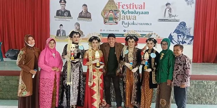 (Tengah) Penggagas Festival Kebudayaan Jawa Pujakesuma, Herry Chandra, diapit para juara Lomba Tata Rias Pengantin Jawa di Festival Kebudayaan Jawa Pujakesuma I, Sabtu (26/3/2022). (isiantar/nda).