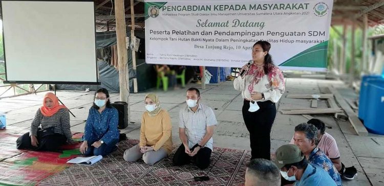 Anggota Tim Mahasiswa Prodi Doktor Ilmu Manajemen USU yang juga Direktur Umum Perumda Tirtauli Kota Pematangsiantar, Berliana Napitu, tengah menyampaikan materi pelatihan dalam kegiatan pengabdian masyarakat di Desa Tanjung Rejo, Kecamatan Percut Sei Tuan, Kabupaten Deli Serdang, Minggu (10/4).