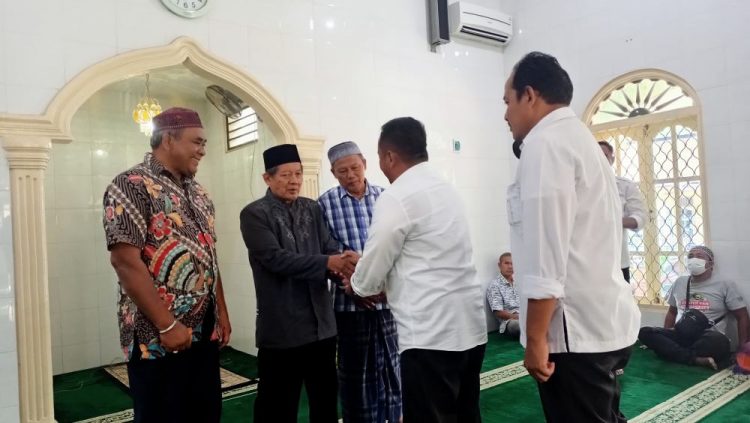 Tim Ramadhan Berbagi Perumda Tirtauli yang dipimpin Dirtek Perumda Tirtauli, Andarianto ST, menyerahkan bantuan kepada pengurus Langgar Darul Abrar. (isiantar/nda).