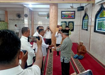 Teknik (Dirtek) Perumda Tirtauli yang sekaligus menjadi Ketua Tim Ramadhan Berbagi Perumda Tirtauli, Andarianto ST, tengah menyerahkan bantuan yang diterima langsung oleh ketua dan pengurus BKM Masjid Al Hanif. (isiantar/nda).