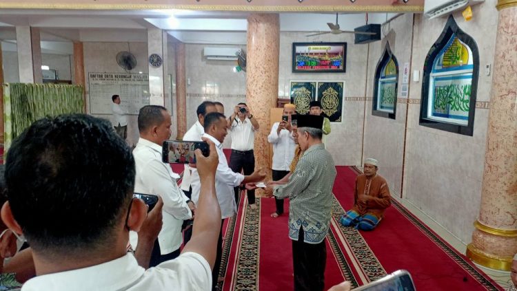 Teknik (Dirtek) Perumda Tirtauli yang sekaligus menjadi Ketua Tim Ramadhan Berbagi Perumda Tirtauli, Andarianto ST, tengah menyerahkan bantuan yang diterima langsung oleh ketua dan pengurus BKM Masjid Al Hanif. (isiantar/nda).