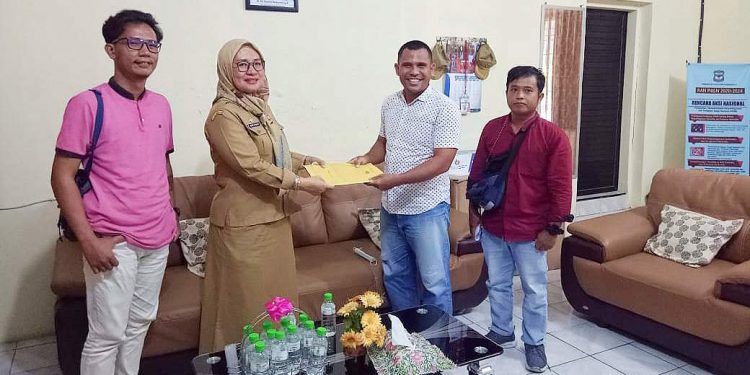 Kepala Badan Kesbangpol Kota Pematangsiantar, Sofie M Saragih, saat menerima berkas pendaftaran dari Ketua IWO Kota Pematangsiantar, Jon Roi Purba, Selasa (17/5/2022).