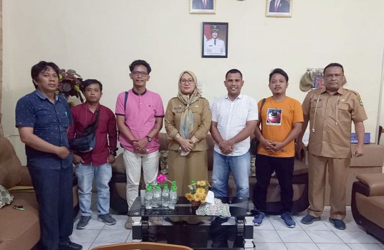 Jajaran Pengurus IWO Kota Pematangsiantar foto bersama dengan Kepala Badan Kesbangpol Sofie M Saragih.