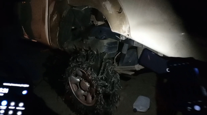 Ban belakang sebelah kiri mobil tampak hancur.