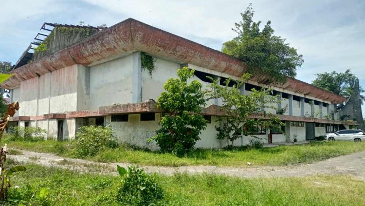 Kondisi GOR tampak dari belakang. (isiantar/nda).