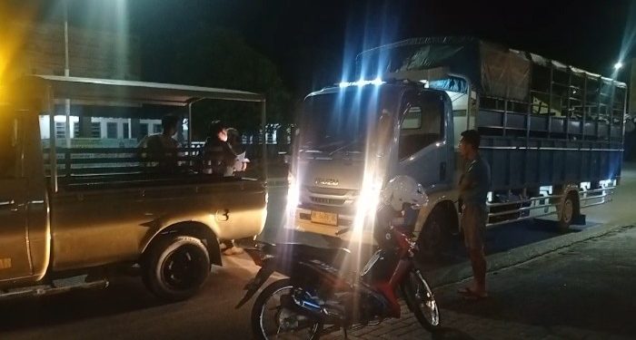 Mobil patroli Satpol PP mengejar dan menghentikan truk pengangkut ternak sapi, Minggu (4/7/2022) dini hari. (isiantar/nda)
