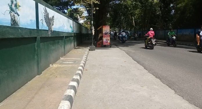 Deretan bangku besi yang dipasang pemko beberapa tahun lalu di tepi jalan MH Sitorus sudah tidak terlihat lagi pada Selasa siang (9/8/2022). (isiantar/nda).