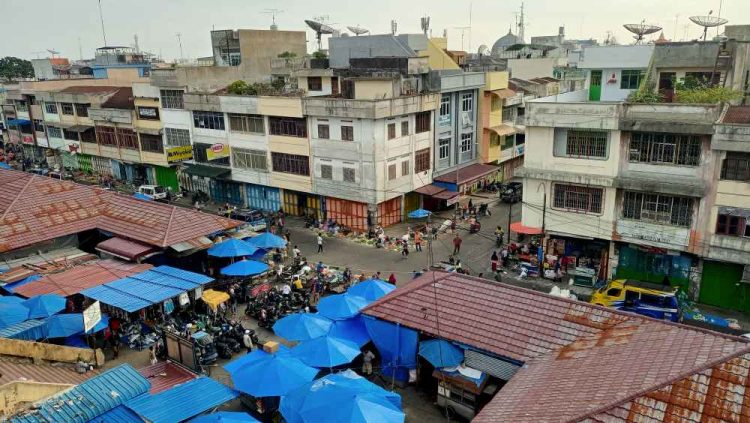 Pemandangan suasana pagi di pertigaan antara Jalan Imam Bonjol, Jalan Thamrin, dan Tangga Besar Pasar Horas. (isiantar/nda).