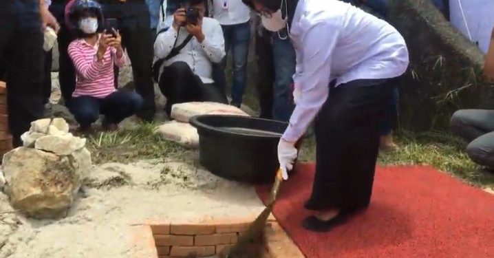 Susanti Dewayani tampak memegang sekop saat Peletakan Batu Pertama, Kamis (1/9/2022). (Foto: ss Akun FB Sahabat-dr Susanti).