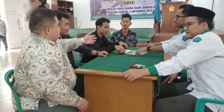 Sekretaris PC PMII Siantar-Simalungun, Khairil Mansyah, bersama rekan-rekannya, didampingi Bendahara PKC PMII Sumut, Chotibul Umam Sirait, menyerahkan surat kuasa kepada BBH STAI Samora, Rabu (7/9/2022). (isiantar/nda).
.