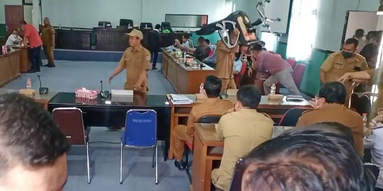 Pegawai Sekretariat DPRD tengah memindah-mindahkan posisi bangku untuk Susanti Dewayani. (isiantar/nda).
