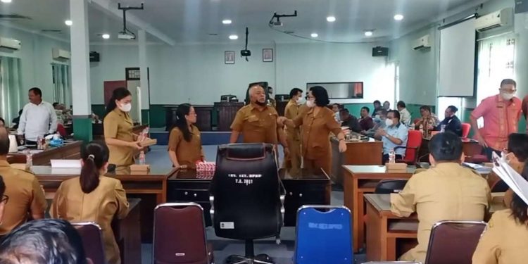 Sekretaris DPRD, Eka Hendra, tengah berdikusi dengan staf-staf perihal letak tempat duduk untuk Walikota Susanti Dewayani. (isiantar/nda).