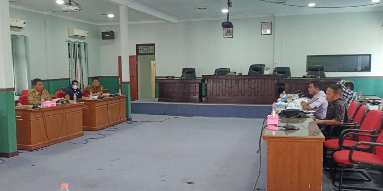 Rapat kerja pembahasan Ranperda Rancangan P-APBD TA 2022 antara Komisi I DPRD Siantar dengan Dinas Sosial, Senin (26/9/2022), di Ruang Gabungan Komisi. (isiantar/nda).