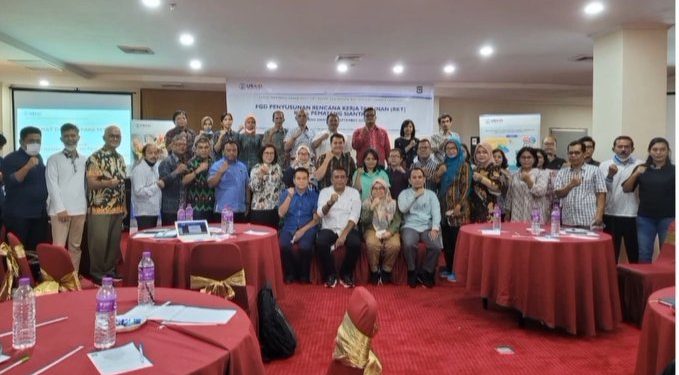 Para peserta Focus Group Discussion (FGD) penyusunan Rencana Kerja Tahunan (RKT) program kerjasama USAID IUWASH Tangguh dengan Pemko Pematang Siantar, foto bersama, di Hotel Sapadia, Jumat siang (16/9/2022).