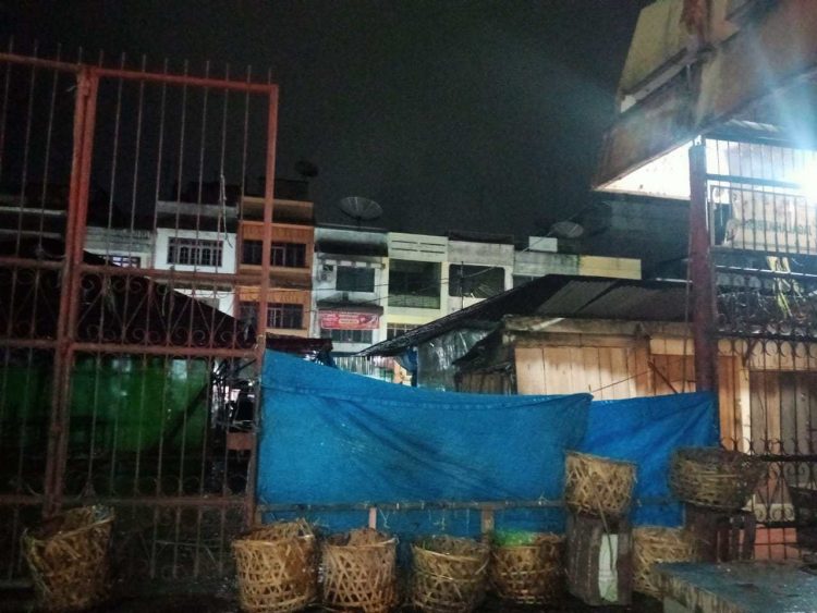 Kondisi gerbang penghubung Gedung I dan Gedung II Pasar Horas.