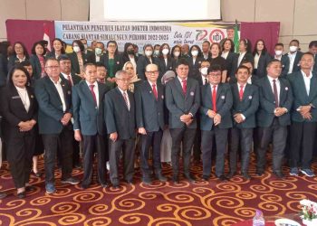 dr Reinhard Sihombing berdiri paling tengah di barisan depan, saat foto bersama dengan Pengurus IDI Siantar-Simalungun periode 2022-2025.