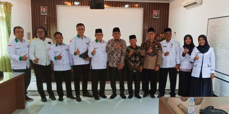 Foto bersama Kakan Kemenag Kota Siantar Drs. M Hasbi. MM, Kepala Seksi Pendidikan Madrasah Drs. Rizal Pulungan, Kepala Tata Usaha Drs. Fadhillah, Kepala MAN Pematangsiantar Lintong Sirait, bersama para Pengawas Madrasah, dengan Pembina BBH Samora Imran  Simanjuntak, Ketua BBH Samora
Mahrus Alwi Hasan Siregar, dan tim hukum BBH Samora, di Aula Kementrian Agama Kota Pematang Siantar, Senin (3/10/2022).