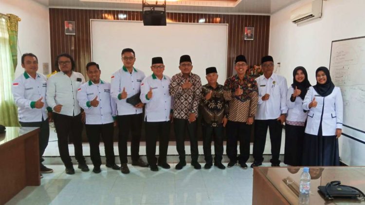 Foto bersama Kakan Kemenag Kota Siantar Drs. M Hasbi. MM, Kepala Seksi Pendidikan Madrasah Drs. Rizal Pulungan, Kepala Tata Usaha Drs. Fadhillah, Kepala MAN Pematangsiantar Lintong Sirait, bersama para Pengawas Madrasah, dengan Pembina BBH Samora Imran  Simanjuntak, Ketua BBH Samora
Mahrus Alwi Hasan Siregar, dan tim hukum BBH Samora, di Aula Kementrian Agama Kota Pematang Siantar, Senin (3/10/2022).