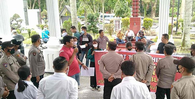 Pengunjuk rasa saat berorasi di depan Kantor Walikota.