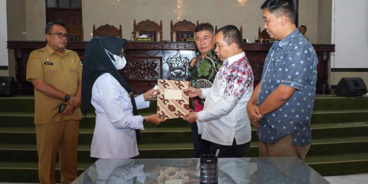 Sidang paripurna DPRD Kota Siantar menyetujui Ranperda APBD TA 2023 untuk disahkan menjadi Perda APBD TA 2023, Selasa (20/11/2022).