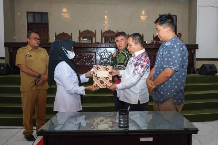 Sidang paripurna DPRD Kota Siantar menyetujui Ranperda APBD TA 2023 untuk disahkan menjadi Perda APBD TA 2023, Selasa (20/11/2022).