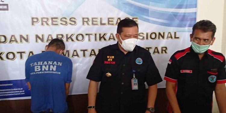 (Tengah, mengenakan masker putih) Kepala BNNK Pematang Siantar, Tuangkus Harianja, saat acara konferensi pers pada September 2021 lalu.