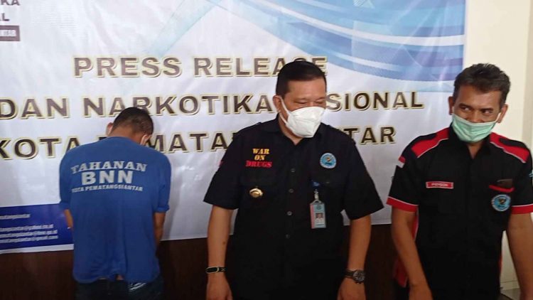 (Tengah, mengenakan masker putih) Kepala BNNK Pematang Siantar, Tuangkus Harianja, saat acara konferensi pers pada September 2021 lalu.
