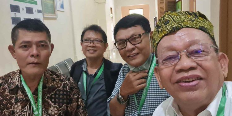 Para Penggugat yakni dr. Sarmedi Purba, SpOG, Pardomuan Nauli Simanjuntak, SH, MSi, dan Rapi Sihombing, SH, foto selfi bersama Kuasa Hukum mereka, Daulat Sihombing, SH, MH.