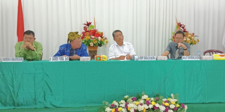 (Paling kanan) Daulat Sihombing SH, MH, tengah menyampaikan esensi gugatan yang diajukan pihaknya terhadap Walikota Pematang Siantar. (isiantar/nda).