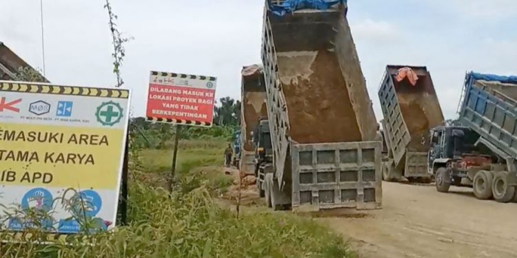 Sejumlah alat berat terlihat sedang parkir di kawasan pembangunan Tol STA 50, di Kelurahan Gurilla, Kecamatan Siantar Sitalasari. (isiantar/nda).