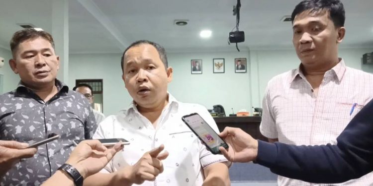 Ketua DPRD Kota Pematang Siantar, Timbul Marganda Lingga, didampingi kedua Wakil Ketua DPRD Pematang Siantar, Mangatas Silalahi dan Ronald Tampubolon, tengah diwawancarai sesuai rapat Bamus, Jumat (27/1/2023). (isiantar/nda).