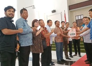 Pansus Hak Angket DPRD Siantar menerima SK dari Pimpinan DPRD, Senin (30/1/2023). (isiantar/nda).