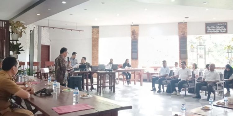 Pembacaan naskah pelantikan PKD Kecamatan Siantar Martoba oleh Anggota Panwascam Siantar Martoba Torang Simangunsong, di Wisma Horja, Jalan Wandelvad, Senin (6/2/2023). (isiantar/nda).