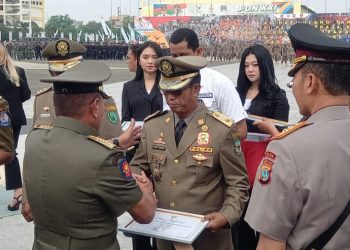 Kepala Satpol PP Kota Pematang Siantar Robert Samosir tengah menerima piagam penghargaan dari Gubernur Sumatera Utara, Edy Rahmayadi, Rabu (13/3/2023).