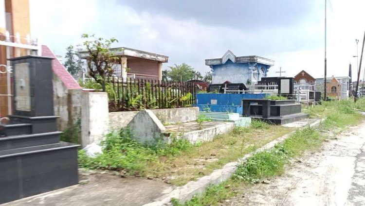 Terlihat sejumlah makam di TPU Bahagia, Kampung Kristen, dibangun di atas trotoar Jalan Laguboti, Kamis (23/3/2023). (isiantar/nda).