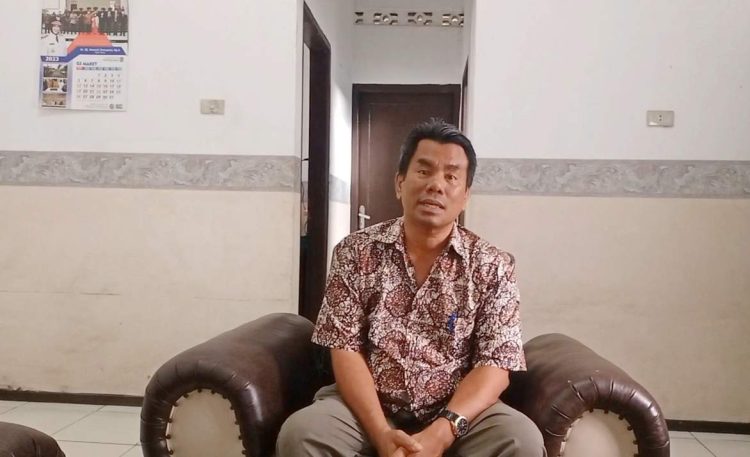 Pariaman Silaen saat diwawancarai di ruang kerjanya, Jumat 10 Maret 2023. (isiantar/nda).
