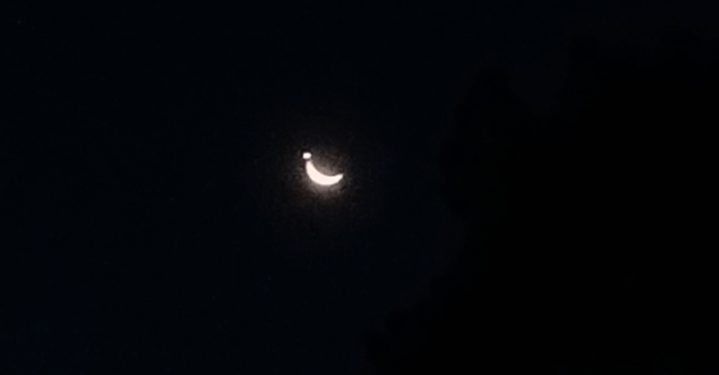Fenomena cahaya bulan yang tidak biasa terlihat di langit kota Siantar, Jumat malam (24/3/2023). (isiantar/nda).