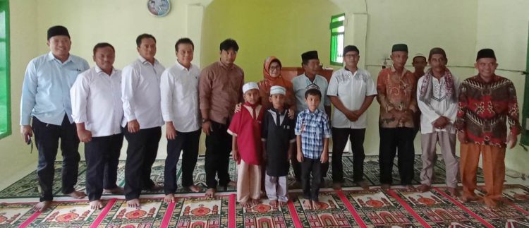 Walikota dan Tim Ramadhan Berbagi foto bersama dengan pengurus dan jamaah Musholla Amaliyah