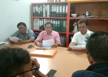 (Tengah) Daulat Sihombing, SH, MH, mendampingi kliennya RE Siahaan (kiri) saat menyampaikan keterangan pers mengenai gugatan ke KPK, di kantor Sumut Watch, Selasa (25/7/2023).