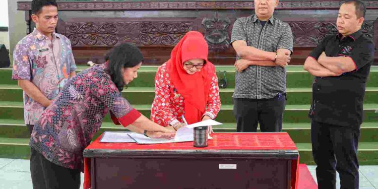 Walikota Pematang Siantar, Susanti Dewayani, tengah menandatangani nota kesepakatan dan persetujuan Ranperda tentang P-APBD TA 2023 menjadi Perda.