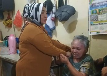 Pemilik Rumah Kaca Bistro, Liska Hariani, sedang menjenguk salah seorang janda yang sedang sakit, di Gang Tinju, Kelurahan Baru, Selasa (26/9/2023).