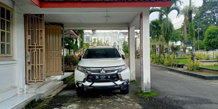 Salah satu mobil dinas yang digunakan Pimpinan DPRD sedang terparkir di halaman Gedung DPRD kota Pematang Siantar. (isiantar/nda).