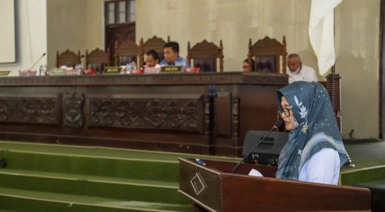 Walikota Pematang Siantar, Susanti Dewayani, saat menyampaikan Nota Jawaban terhadap Pemandangan Umum Fraksi-fraksi DPRD Kota Pematang Siantar terhadap dua Ranperda, di Gedung Harungguan DPRD Kota Pematang Siantar, Rabu (18/10/2023).