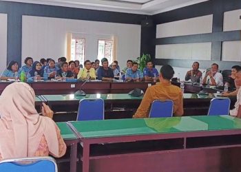 Suasana audiensi antara karyawan PDAM Tirta Lihou dan Sumut Watch, dengan Komisi III DPRD Simalungun, di Ruang Badan Anggaran DPRD Simalungun, Kamis (16/11/2023). (isiantar/nda).