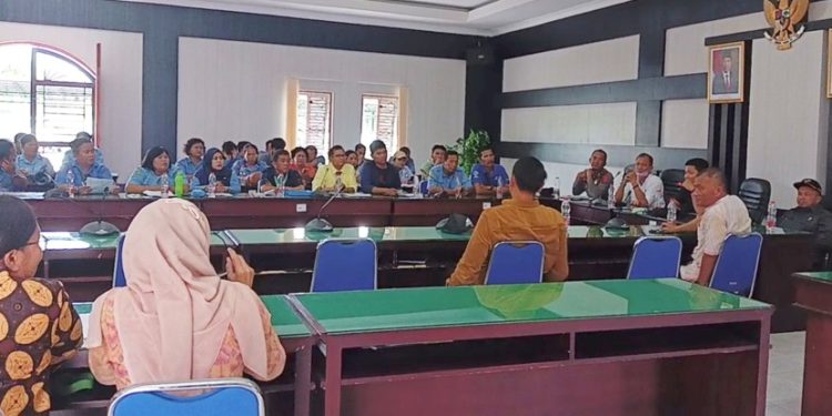 Suasana audiensi antara karyawan PDAM Tirta Lihou dan Sumut Watch, dengan Komisi III DPRD Simalungun, di Ruang Badan Anggaran DPRD Simalungun, Kamis (16/11/2023). (isiantar/nda).