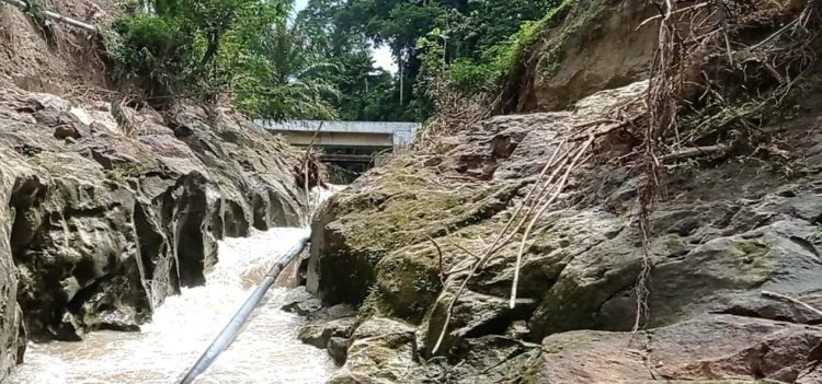 Kondisi salah satu bagian pipa distribusi PDAM Tirta Lihou yang patah di Tiga Balata akibat longsor pada September 2022 lalu.