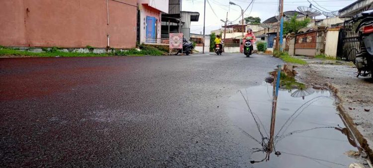 Badan jalan Karo, Kelurahan Karo, Kecamatan Siantar Selatan, terlihat baru selesai di hotmix pada Rabu (27/12/2023). Namun sebagian terlihat telah langsung digenangi air. (isiantar/nda).