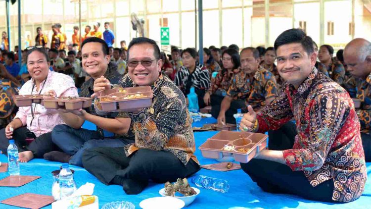 (Mengenakan kaca mata) Kalapas M Pithra Jaya Saragih menyantap sajian makanan dari wadah Compreng, pada acara Punggahan bersama seluruh warga binaan.