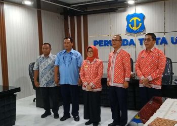 Jajaran Direksi Perumda Tirtauli bersama Dewan Pengawas foto bersama dengan walikota Siantar